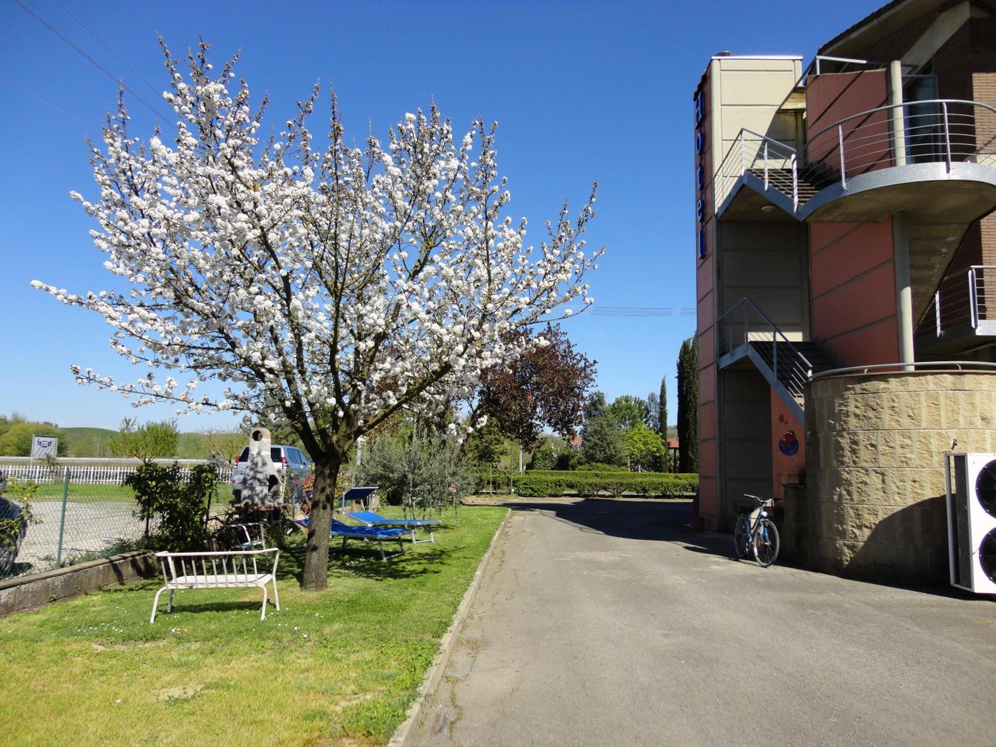 1000 Miglia Hotel Monteroni d'Arbia Exterior photo